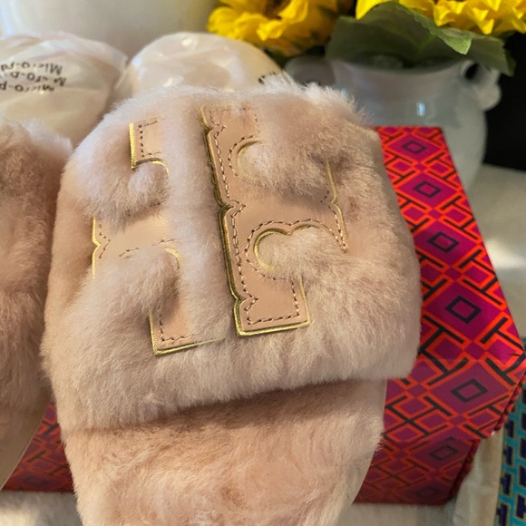 🔥 SALE 🔥 TORY BURCH Woman’s Double-T Fluffy Slippers - Picture 6 of 9